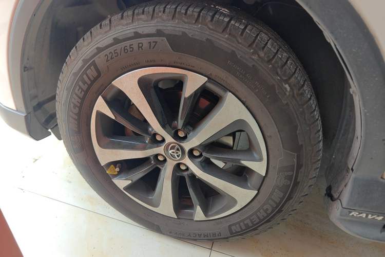 Used Toyota RAV4 2016 2.0L CVT Two-Wheel Drive Fashion Edition China V Standard Exterior 4