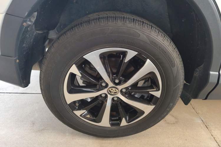 Used Toyota RAV4 2016 2.0L CVT Two-Wheel Drive Urban Edition China V Standard Exterior 5