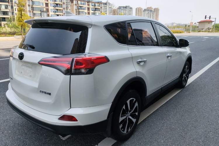 Used Toyota RAV4 2016 2.0L CVT Two-Wheel Drive Fashion Edition China V Standard Exterior 5