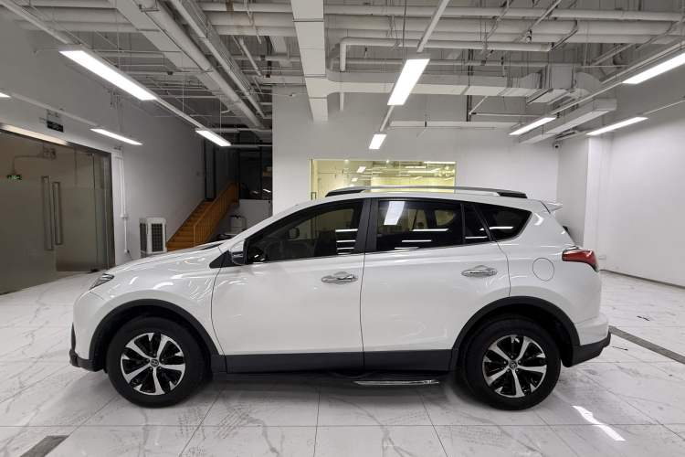 Used Toyota RAV4 2016 2.0L CVT Two-Wheel Drive Fashion Edition China V Standard Exterior 5