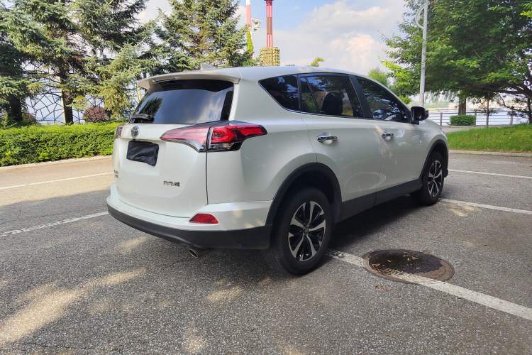 Used Toyota RAV4 2016 2.0L CVT Two-Wheel Drive Fashion Edition China V Standard Exterior 5