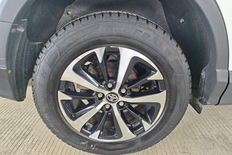 Used Toyota RAV4 2016 2.0L CVT Two-Wheel Drive Fashion Edition China V Standard Exterior 5