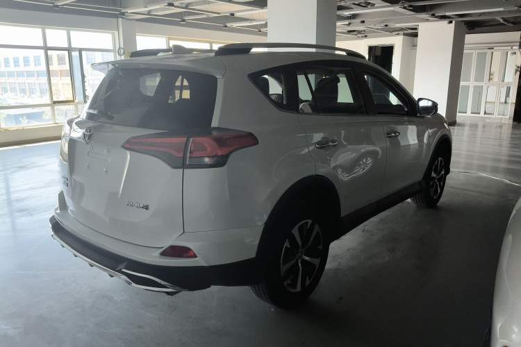 Used Toyota RAV4 2016 2.0L CVT Two-Wheel Drive Fashion Edition China V Standard Exterior 5
