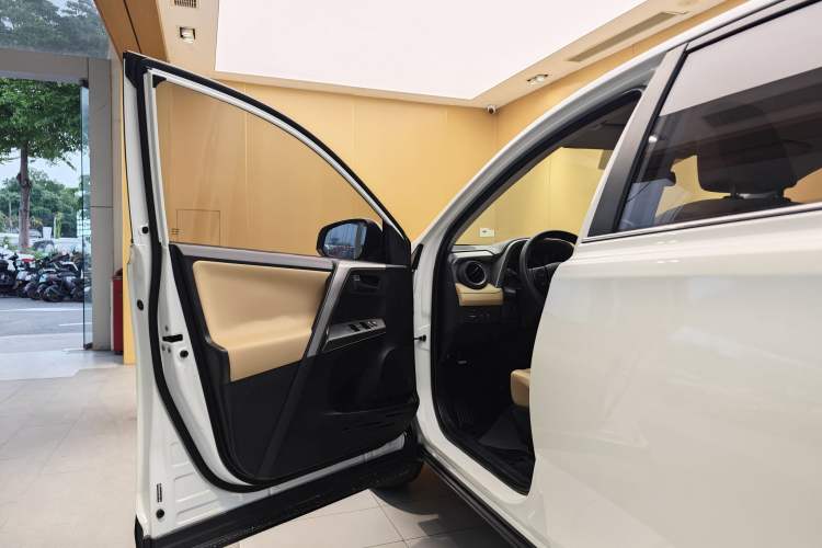 Used Toyota RAV4 2016 2.0L CVT Two-Wheel Drive Urban Edition China V Standard Exterior 5