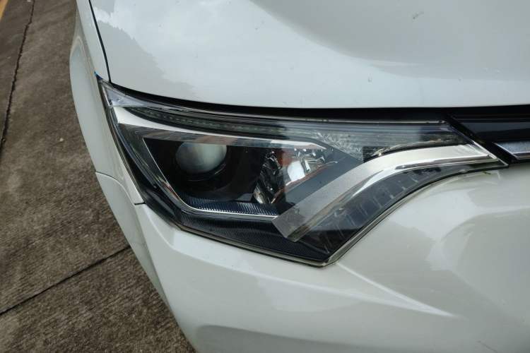 Used Toyota RAV4 2016 2.0L CVT Two-Wheel Drive Fashion Edition China V Standard Exterior 6