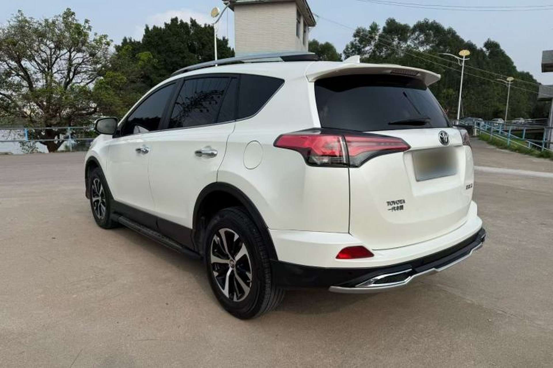 Used Toyota RAV4 2016 2.0L CVT Two-Wheel Drive Fashion Edition China V Standard Exterior 8