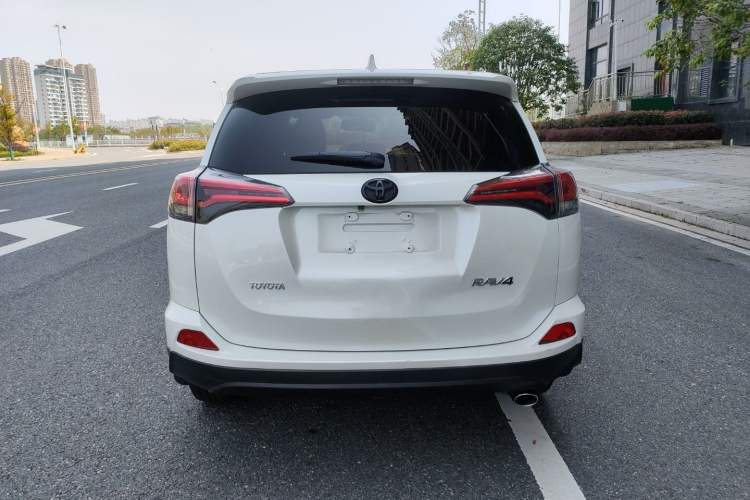 Used Toyota RAV4 2016 2.0L CVT Two-Wheel Drive Fashion Edition China V Standard Exterior 8