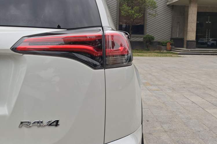Used Toyota RAV4 2016 2.0L CVT Two-Wheel Drive Fashion Edition China V Standard Exterior 8
