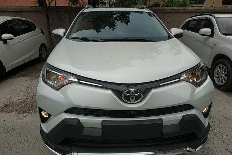 Used Toyota RAV4 2016 2.0L CVT Two-Wheel Drive Fashion Edition China V Standard Front