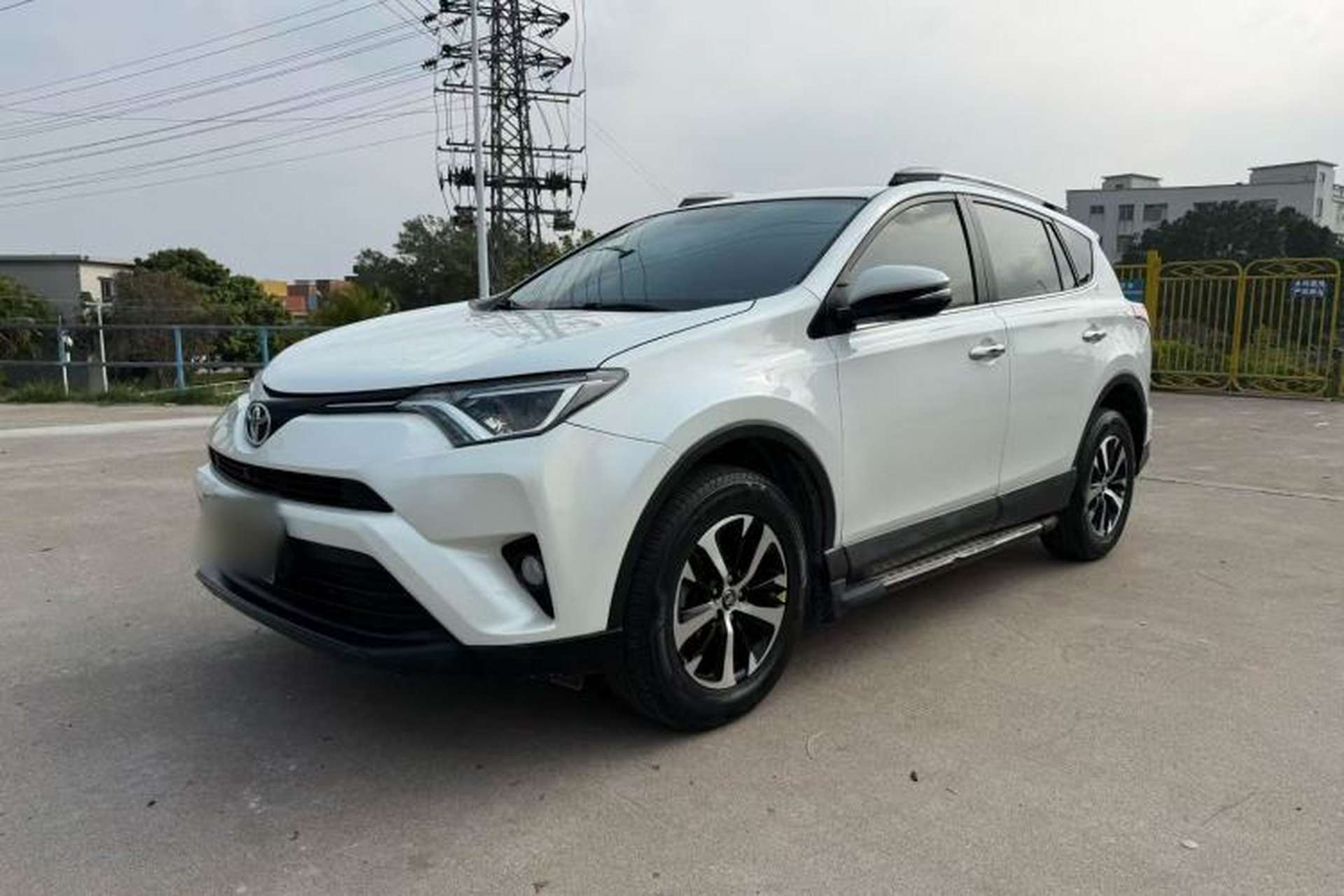 Used Toyota RAV4 2016 2.0L CVT Two-Wheel Drive Fashion Edition China V Standard Front Left 45 Deg