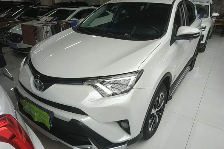 Used Toyota RAV4 2016 2.0L CVT Two-Wheel Drive Fashion Edition China V Standard Front