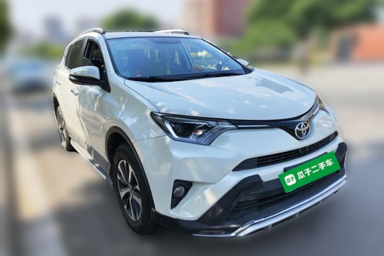 Used Toyota RAV4 2016 2.0L CVT Two-Wheel Drive Fashion Edition China V Standard Front Right 45 Deg