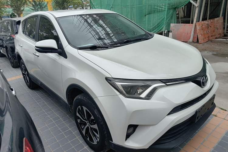 Used Toyota RAV4 2016 2.0L CVT Two-Wheel Drive Fashion Edition China V Standard Front Right 45 Deg