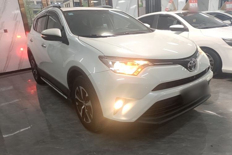 Used Toyota RAV4 2016 2.0L CVT Two-Wheel Drive Fashion Edition China V Standard Front Right 45 Deg