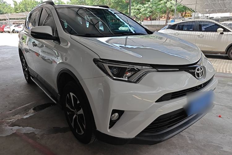 Used Toyota RAV4 2016 2.0L CVT Two-Wheel Drive Fashion Edition China V Standard Front Right 45 Deg