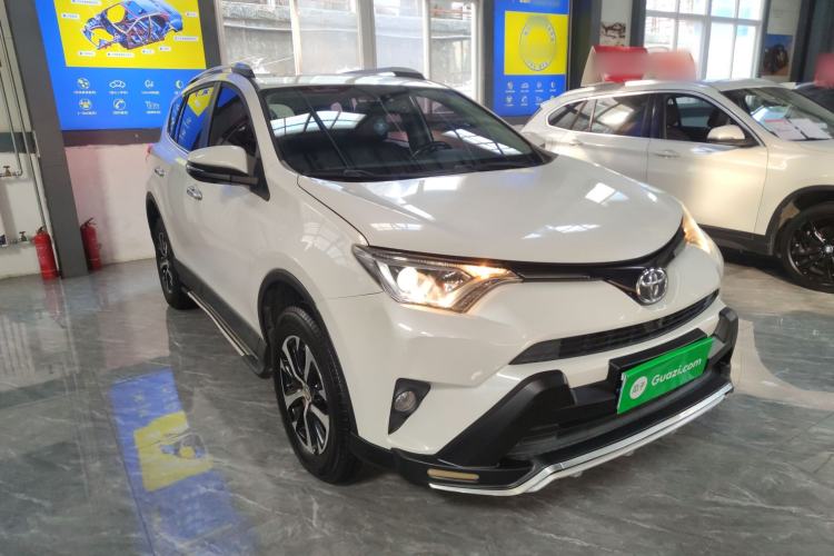 Used Toyota RAV4 2016 2.0L CVT Two-Wheel Drive Fashion Edition China V Standard Front Right 45 Deg