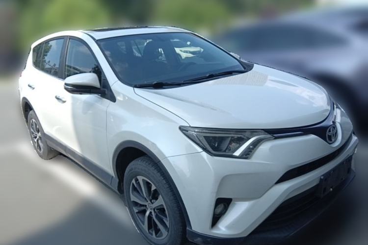 Used Toyota RAV4 2016 2.0L CVT Two-Wheel Drive Fashion Edition China V Standard Front Right 45 Deg