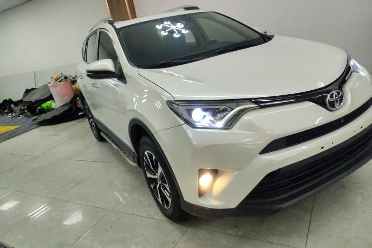 Used Toyota RAV4 2016 2.0L CVT Two-Wheel Drive Fashion Edition China V Standard Front Right 45 Deg
