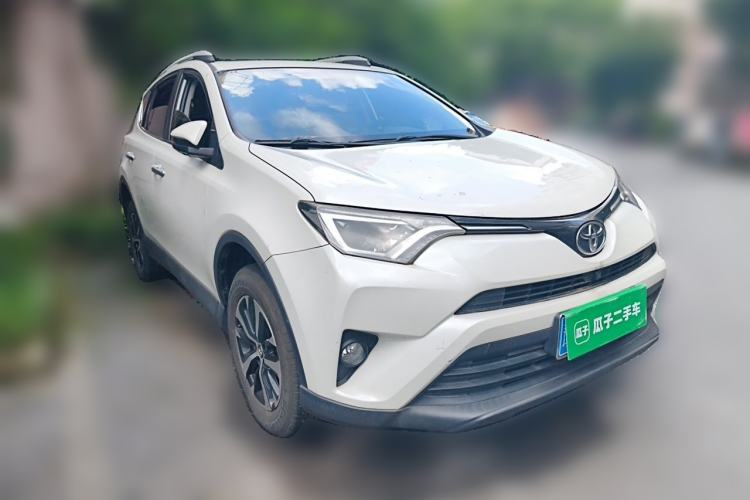 Used Toyota RAV4 2016 2.0L CVT Two-Wheel Drive Fashion Edition China V Standard Front Right 45 Deg