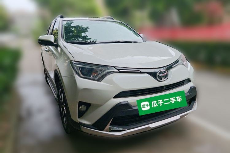 Used Toyota RAV4 2016 2.0L CVT Two-Wheel Drive Fashion Edition China V Standard Front Right 45 Deg