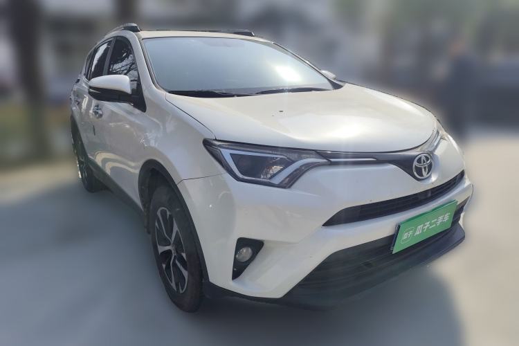 Used Toyota RAV4 2016 2.0L CVT Two-Wheel Drive Fashion Edition China V Standard Front Right 45 Deg