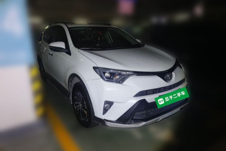 Used Toyota RAV4 2016 2.0L CVT Two-Wheel Drive Fashion Edition China V Standard Front Right 45 Deg