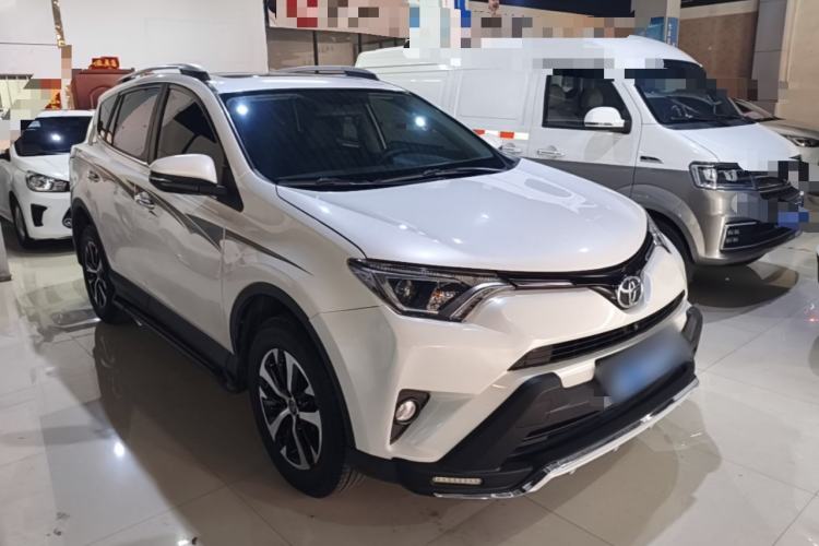 Used Toyota RAV4 2016 2.0L CVT Two-Wheel Drive Fashion Edition China V Standard Front Right 45 Deg