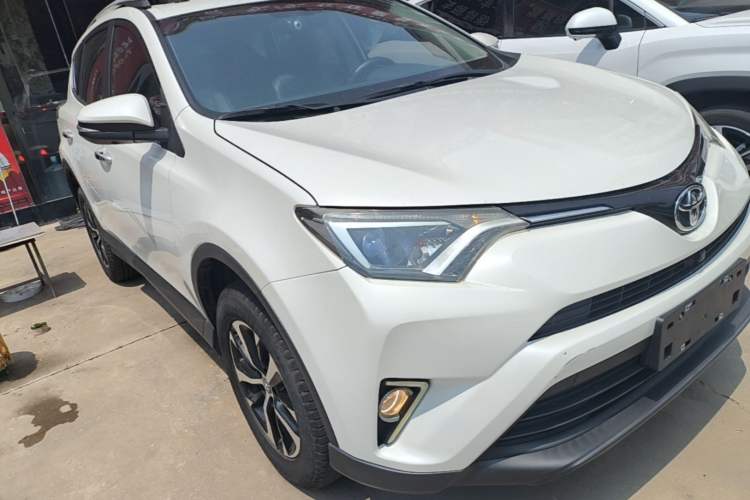 Used Toyota RAV4 2016 2.0L CVT Two-Wheel Drive Comfort Edition China V Standard Front Right 45 Deg