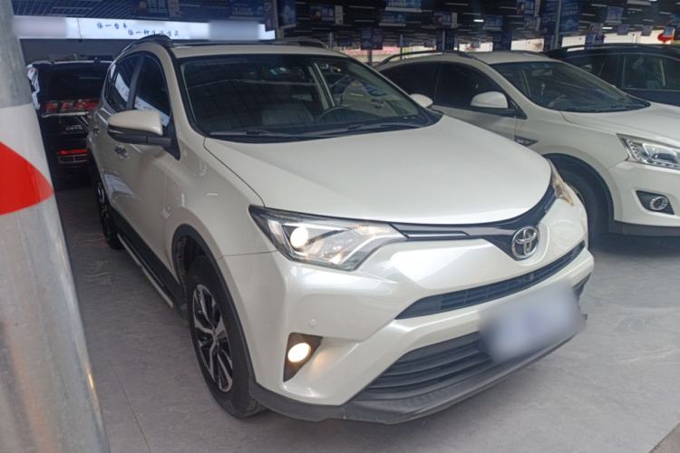 Used Toyota RAV4 2016 2.0L CVT Two-Wheel Drive Fashion Edition China V Standard Front Right 45 Deg
