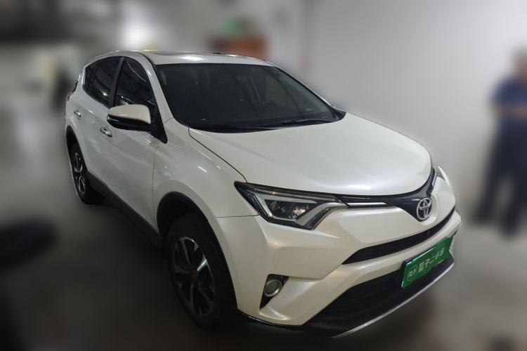 Used Toyota RAV4 2016 2.0L CVT 4x4 New Edition China V Standard Front Right 45 Deg
