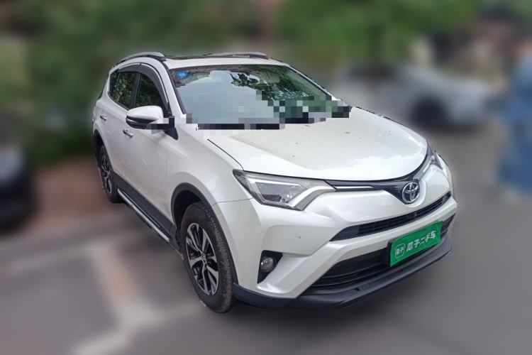 Used Toyota RAV4 2016 2.0L CVT Two-Wheel Drive Fashion Edition China V Standard Front Right 45 Deg