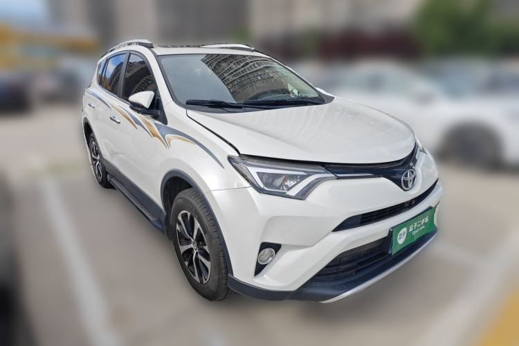 Used Toyota RAV4 2016 2.0L CVT 4x4 New Edition China V Standard Front Right 45 Deg