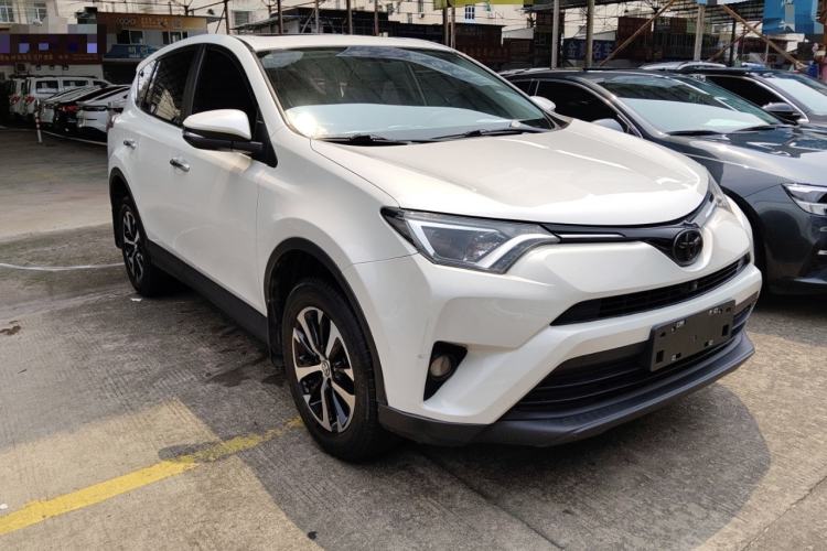Used Toyota RAV4 2016 2.0L CVT Two-Wheel Drive Fashion Edition China V Standard Front Right 45 Deg