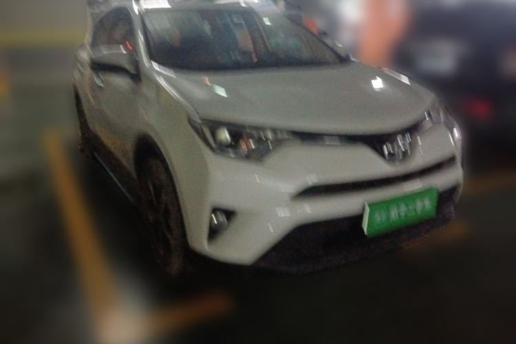 Used Toyota RAV4 2016 2.0L CVT Two-Wheel Drive Fashion Edition China V Standard Front Right 45 Deg
