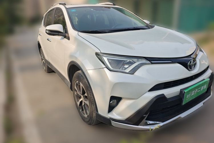 Used Toyota RAV4 2016 2.0L CVT Two-Wheel Drive Fashion Edition China V Standard Front Right 45 Deg