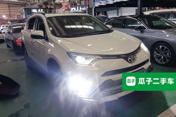 Used Toyota RAV4 2016 2.0L CVT Two-Wheel Drive Fashion Edition China V Standard Front Right 45 Deg
