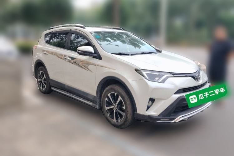 Used Toyota RAV4 2016 2.0L CVT Two-Wheel Drive Fashion Edition China V Standard Front Right 45 Deg
