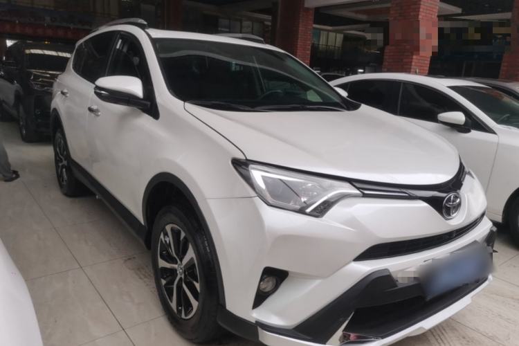 Used Toyota RAV4 2016 2.0L CVT Two-Wheel Drive Fashion Edition China V Standard Front Right 45 Deg