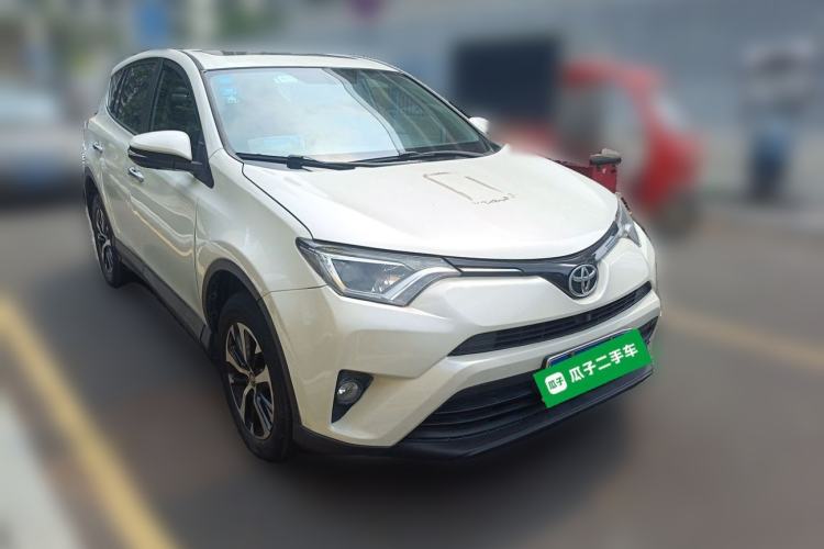Used Toyota RAV4 2016 2.0L CVT Two-Wheel Drive Fashion Edition China V Standard Front Right 45 Deg