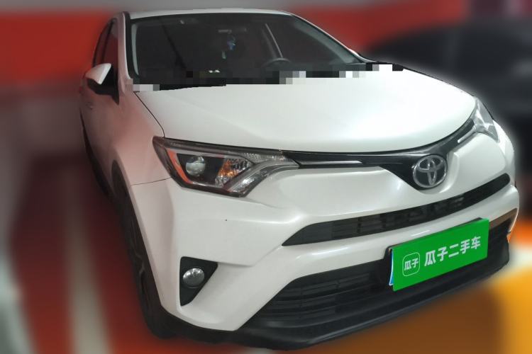 Used Toyota RAV4 2016 2.0L CVT Two-Wheel Drive Fashion Edition China V Standard Front Right 45 Deg