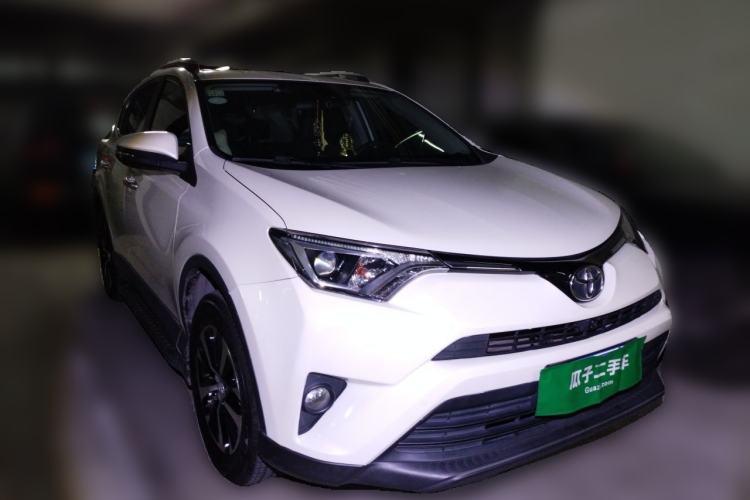 Used Toyota RAV4 2016 2.0L CVT Two-Wheel Drive Fashion Edition China V Standard Front Right 45 Deg