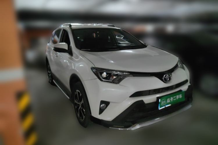 Used Toyota RAV4 2016 2.0L CVT Two-Wheel Drive Fashion Edition China V Standard Front Right 45 Deg