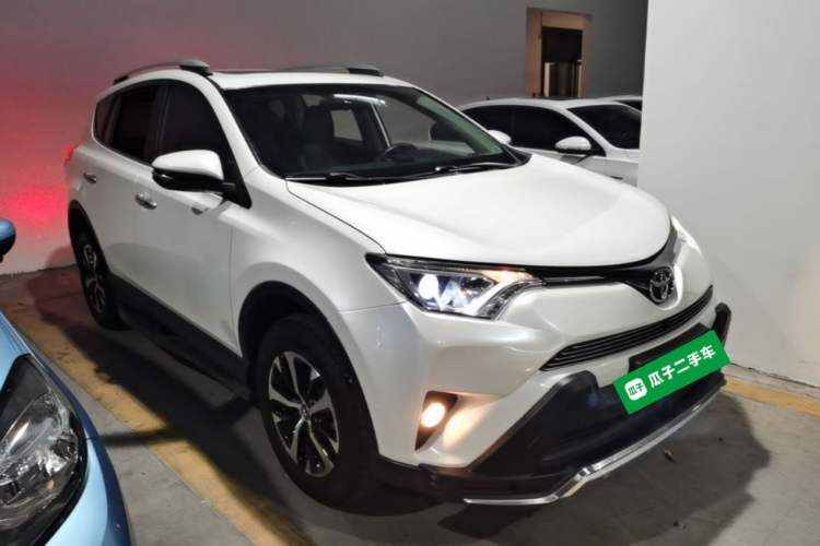Used Toyota RAV4 2016 2.0L CVT Two-Wheel Drive Fashion Edition China V Standard Front Right 45 Deg