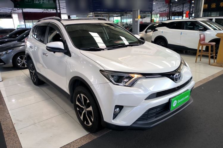 Used Toyota RAV4 2016 2.0L CVT Two-Wheel Drive Fashion Edition China V Standard Front Right 45 Deg