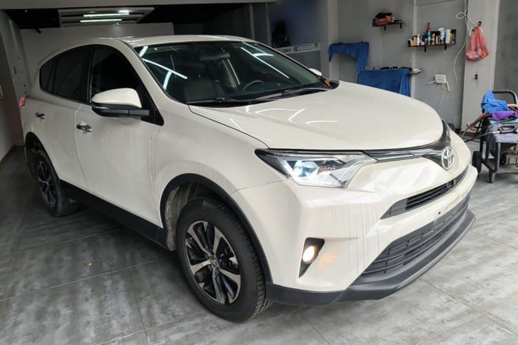 Used Toyota RAV4 2016 2.0L CVT Two-Wheel Drive Fashion Edition China V Standard Front Right 45 Deg