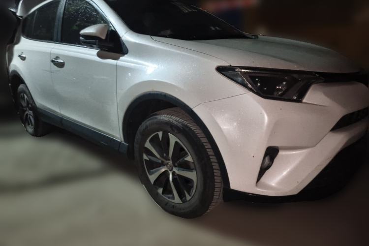 Used Toyota RAV4 2016 2.0L CVT Two-Wheel Drive Fashion Edition China V Standard Front Right 45 Deg