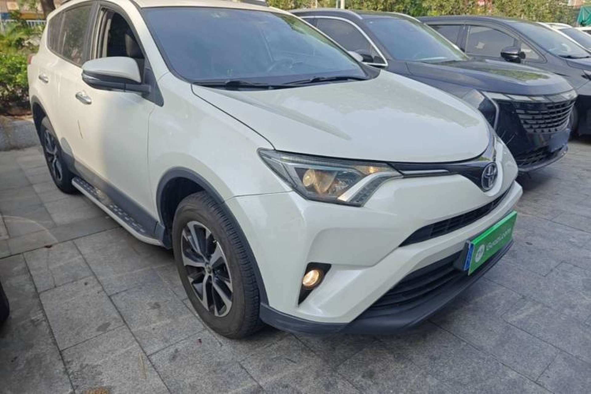 Used Toyota RAV4 2016 2.0L CVT Two-Wheel Drive Fashion Edition China V Standard Front Right 45 Deg