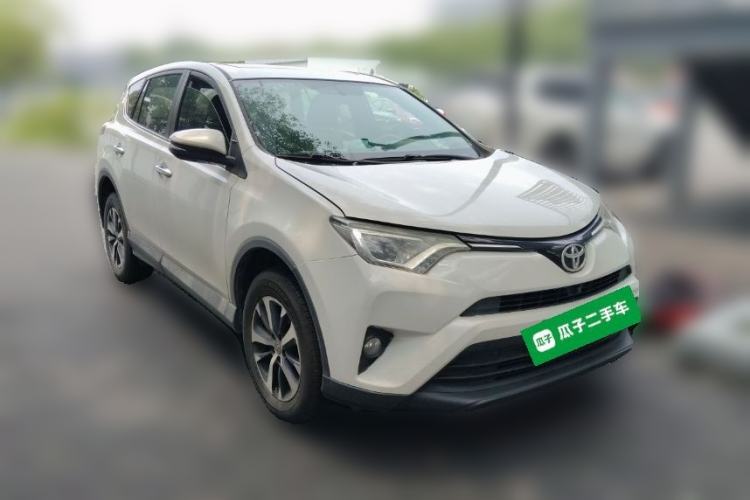 Used Toyota RAV4 2016 2.0L CVT Two-Wheel Drive Fashion Edition China V Standard Front Right 45 Deg