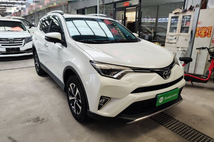 Used Toyota RAV4 2016 2.0L CVT Two-Wheel Drive Fashion Edition China V Standard Front Right 45 Deg