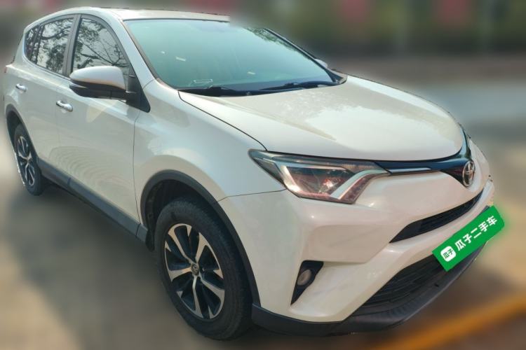 Used Toyota RAV4 2016 2.0L CVT Two-Wheel Drive Fashion Edition China V Standard Front Right 45 Deg